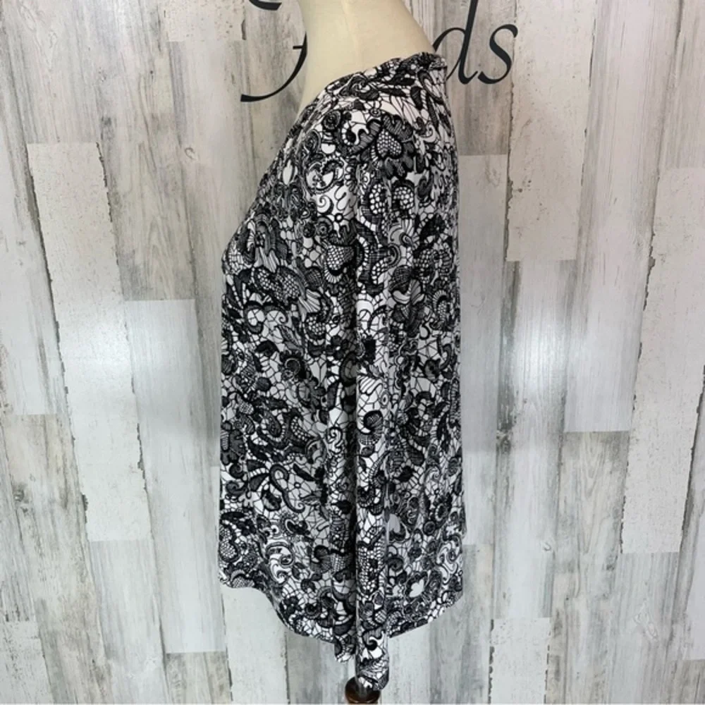 Chico’s Easywear Black‎ and White Floral Lace Print Long Sleeve Scoop Neck Top